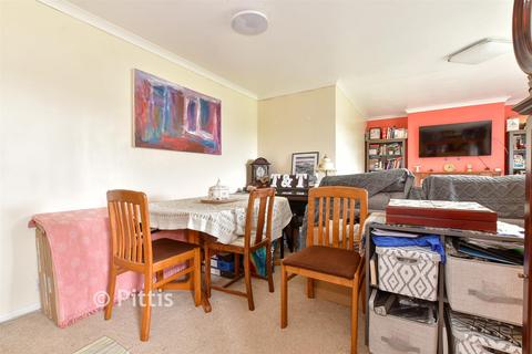 2 bed property, in Green Lane, £260,000