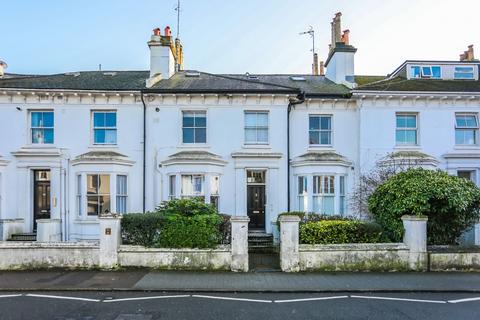 1 bed property, in Buckingham Place, £230,000