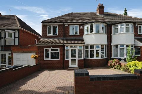 5 bed property, in Cherry Orchard Road, £440,000