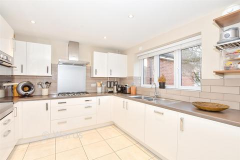 4 bed property, in Lamberhurst Road, £530,000