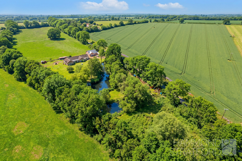 5 bed property, in Aslacton Road, £900,000