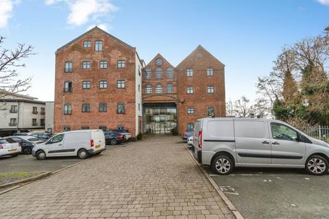2 bed property, in Wolverhampton Street, £120,000