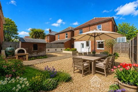 4 bed property, in Holdenhurst Road, £450,000