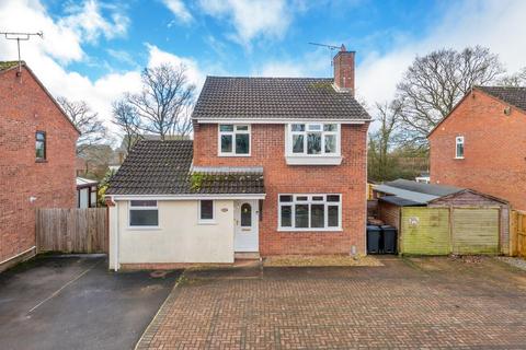 4 bed property, in Oak Crescent, £335,000