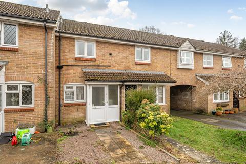2 bed property, in Oakwood Close, £250,000