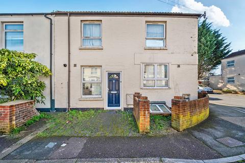 2 bed property, in Avenue Road, £210,000