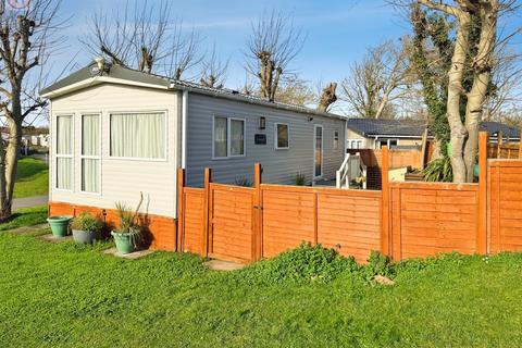 2 bed property, in Driftwood Way, £24,995