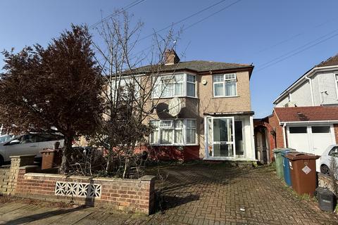 3 bed property, in Manor Road, £580,000