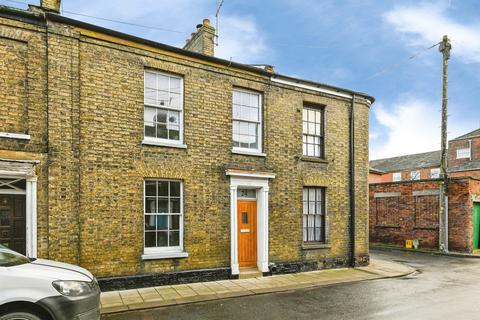2 bed property, in South Everard Street, £200,000