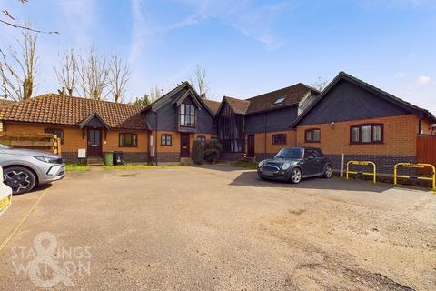 1 bed property, in 7 Waveney Court, £60,000