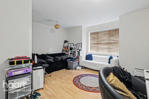 1 bed property, in Doyle Road, £150,000