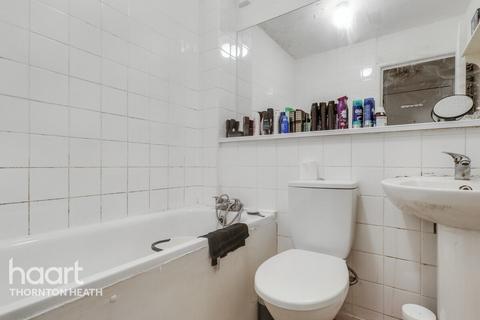 1 bed property, in Doyle Road, £150,000