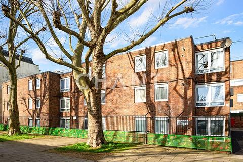 1 bed property, in Beachcroft Way, £350,000