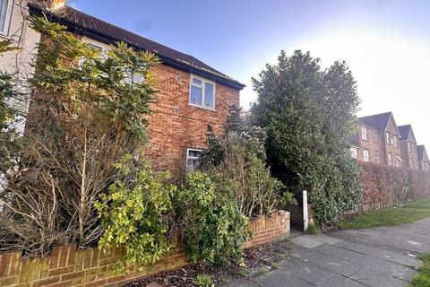 2 bed property, in Staines Road, £294,950