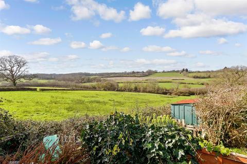 3 bed property, in Nettlestone Hill, £275,000