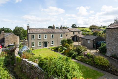 4 bed property, in Leyburn Road, £760,000