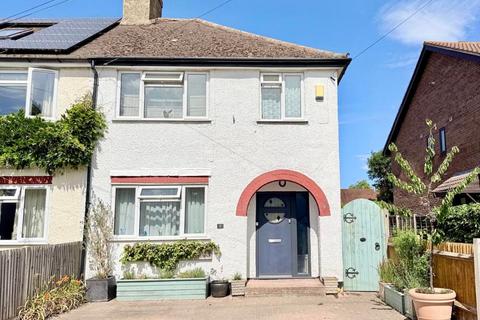 4 bed property, in Read Road, £640,000