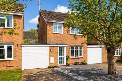 3 bed property, in Nursery Close, £450,000