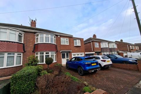 4 bed property, in Cornhill Crescent, £285,000