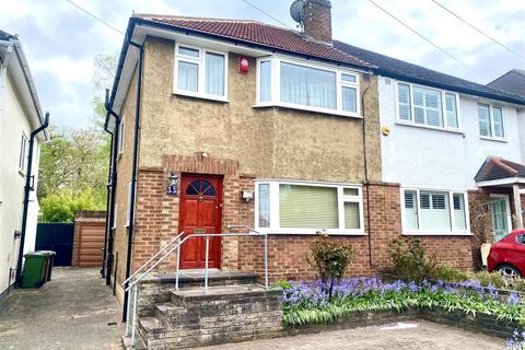 3 bed property, in Oakmere Avenue, £550,000
