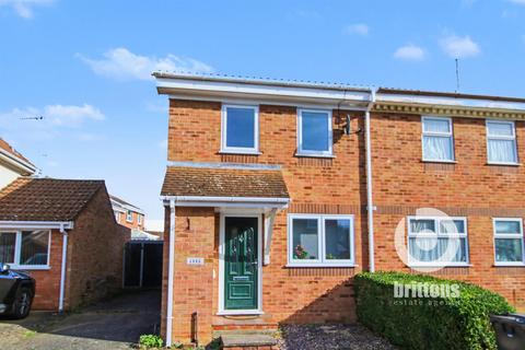 3 bed property, in Burch Close, £200,000