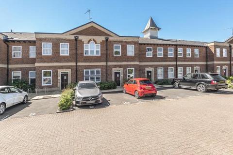 2 bed property, in Clerewater Place, £192,500