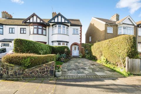 3 bed property, in Applegarth Drive, £550,000