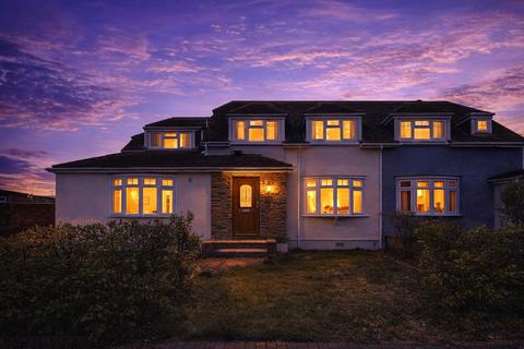 5 bed property, in Gobions Avenue, £525,000
