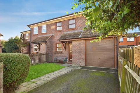 2 bed property, in Hickman Close, £425,000