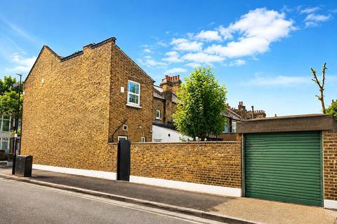 3 bed property, in Clacton Road, £500,000
