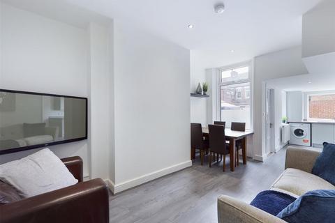 5 bed property, in Telford Street, £290,000