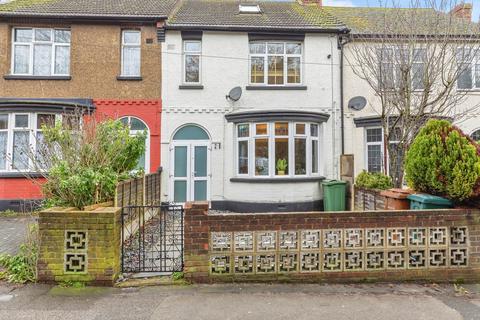 4 bed property, in Woodlands Road, £375,000