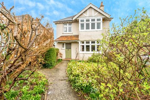 3 bed property, in Marshall Avenue, £575,000