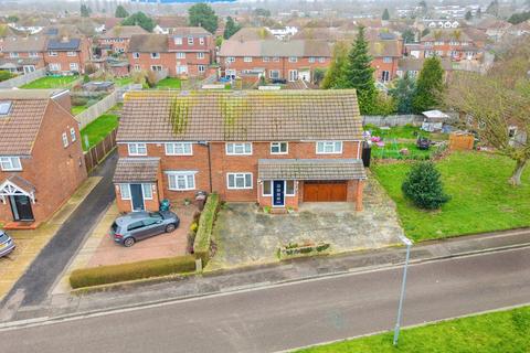 5 bed property, in Summerfield Close, £785,000