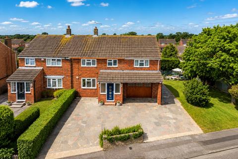 5 bed property, in Summerfield Close, £700,000