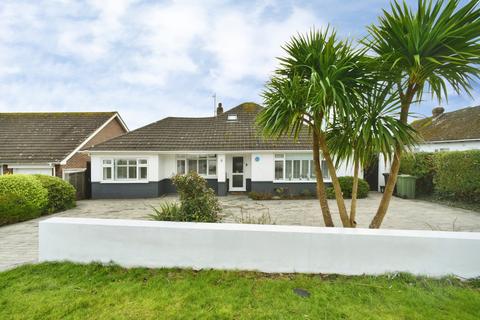 6 bed property, in Tremola Avenue, £750,000