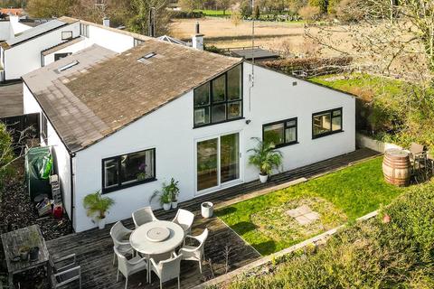 5 bed property, in Pound Way, £650,000