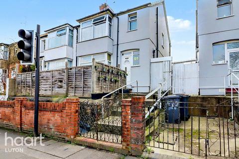 3 bed property, in Dallow Road, £275,000