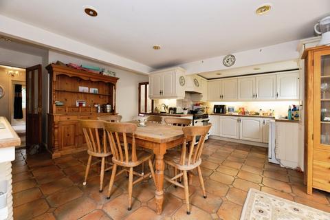 3 bed property, in Headley Heath Approach, £800,000