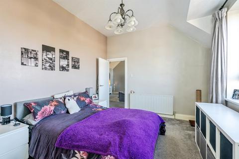 2 bed property, in Victoria Drive, £140,000