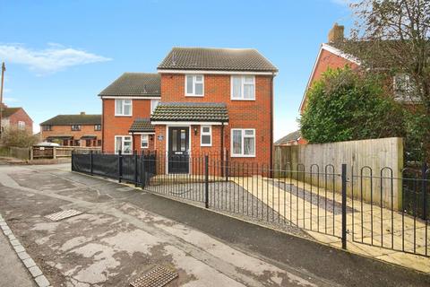 3 bed property, in Gloucester Road, £270,000