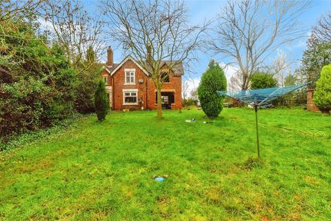 3 bed property, in Gypsy Green, £450,000