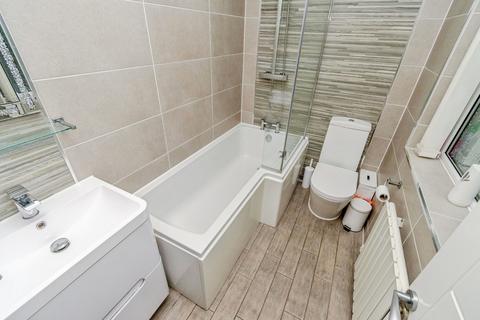 3 bed property, in Lower Road, £275,000
