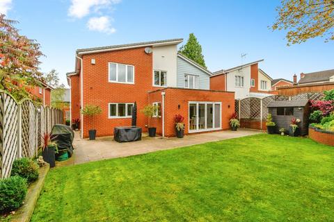 5 bed property, in Heathfield Croft, £725,000