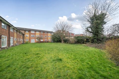2 bed property, in Imperial Gardens, £230,000