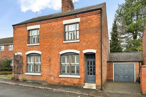 3 bed property, in Gladstone Street, £550,000