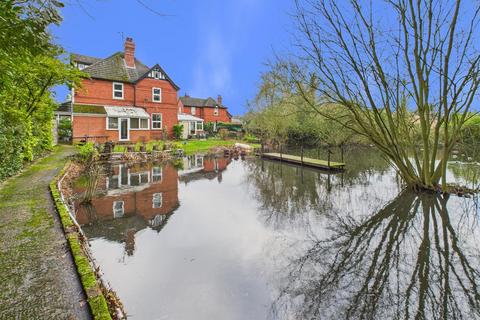 5 bed property, in The Vale, £625,000
