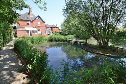 5 bed property, in The Vale, £595,000