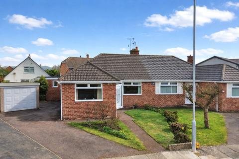 3 bed property, in Lyndhurst Close, £300,000