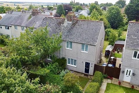 2 bed property, in Smith Street, £200,000